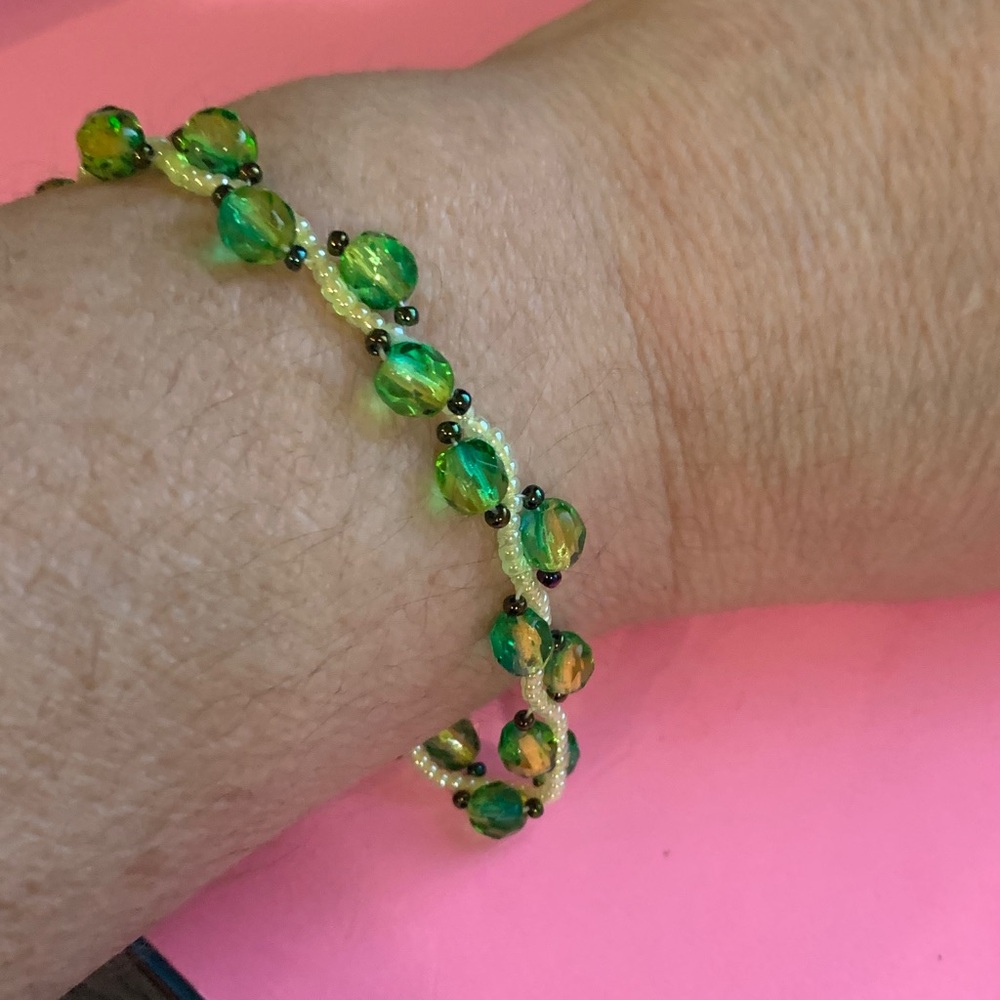 Elegant Green Beaded Bracelet. 8”